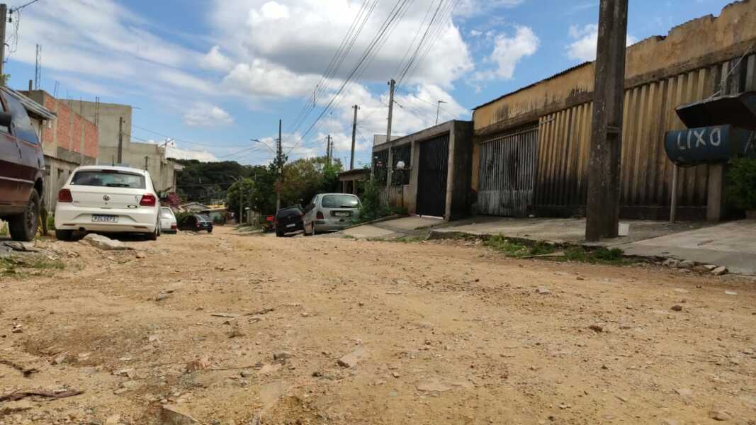 Moradores do Capela Velha pedem asfalto em “rua não oficial”