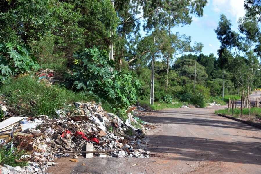 Mesmo com ruas fechadas, descarte de lixo no Uirapuru não teve fim