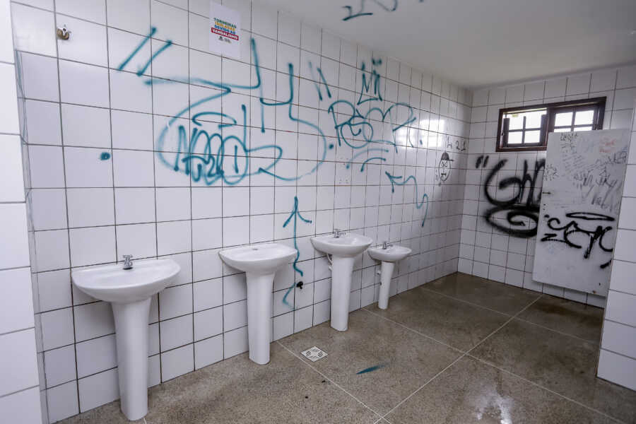 Torneiras de banheiros nas praças e parques são desativadas devido a vandalismo