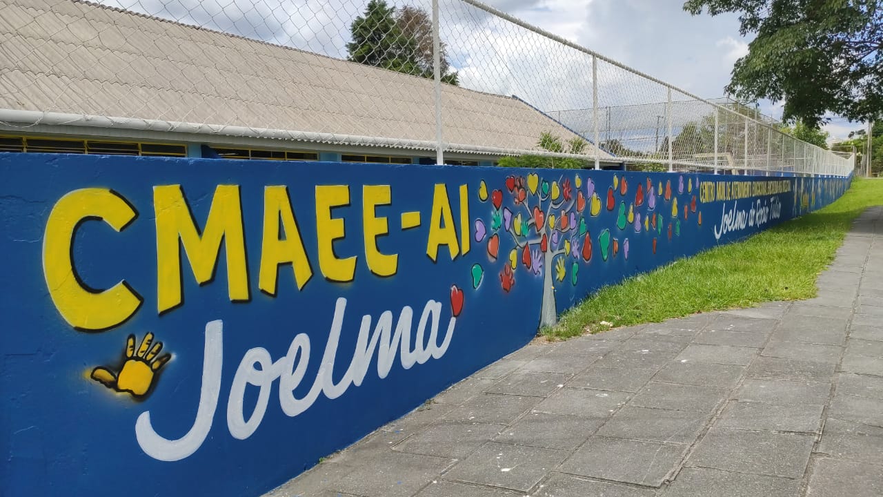 Muro do CMAEE Joelma ganha grafitagem feita por artista local