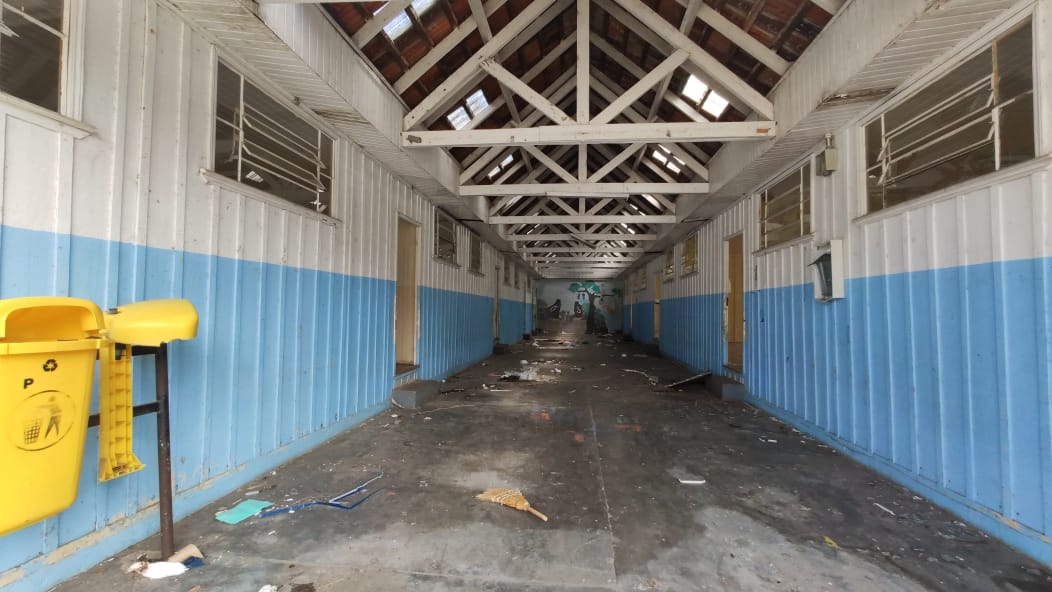 Prédio velho da Escola Egipciana tem atraído andarilhos e marginais