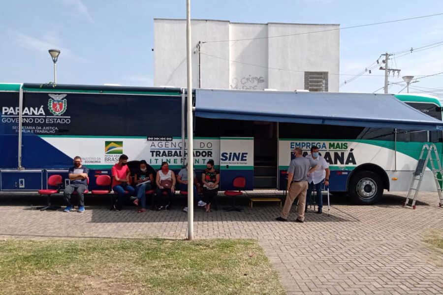 Ônibus itinerante leva oportunidade de empregos aos araucarienses