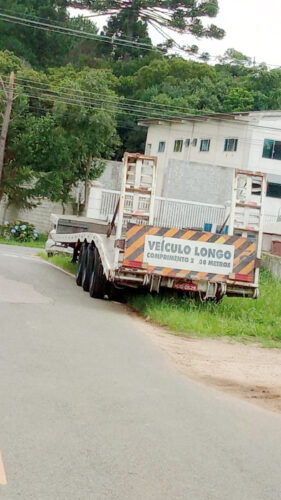<strong>Carrocerias de caminhões às margens das ruas atrapalham pedestres</strong><strong>&nbsp;</strong>