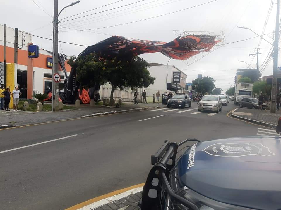 Balão cai na Victor do Amaral e deixa via bloqueada