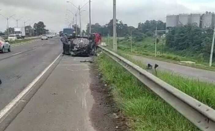 Motorista capota veículo na Rodovia do Xisto e sai ileso