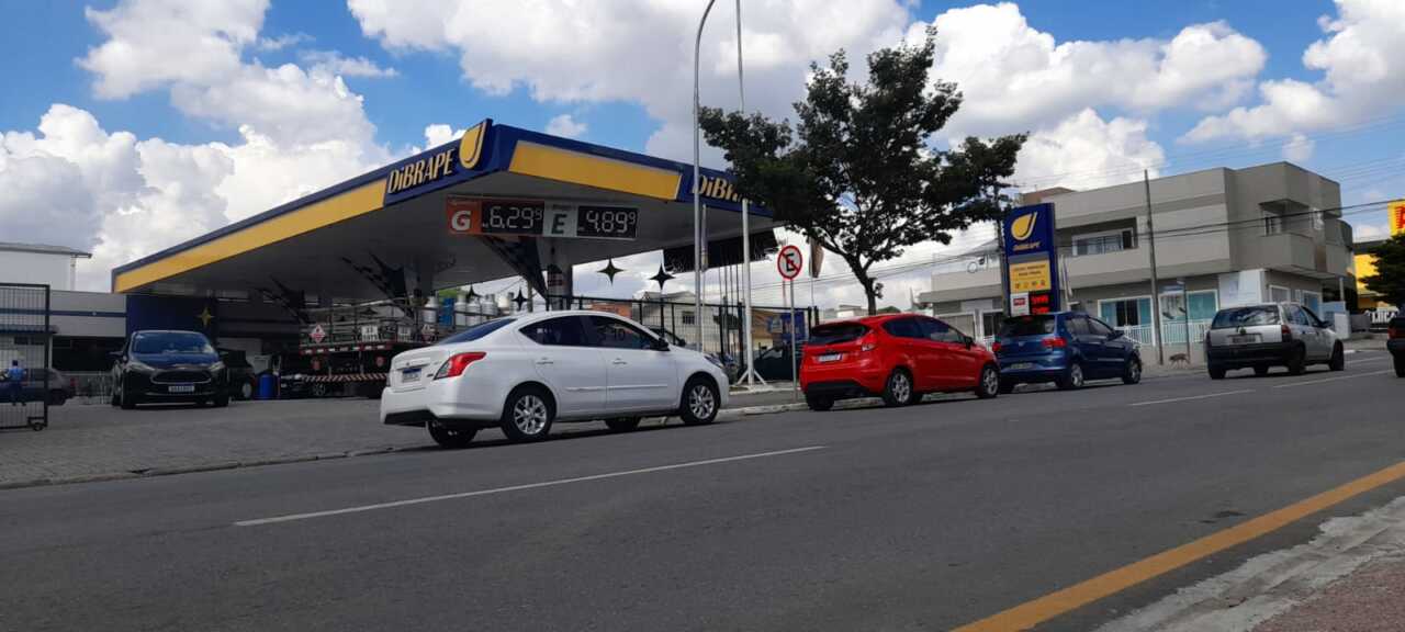 Petrobras reajusta preço da gasolina e do diesel e consumidores correm aos postos de combustíveis