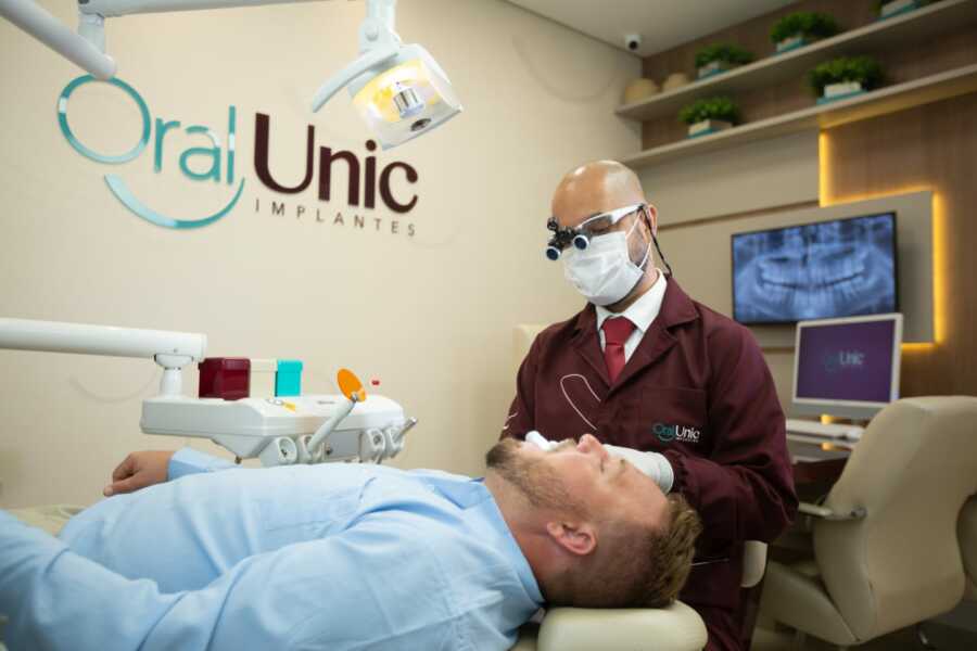 Oral Unic anuncia campanha especial de implantes dentários em março
