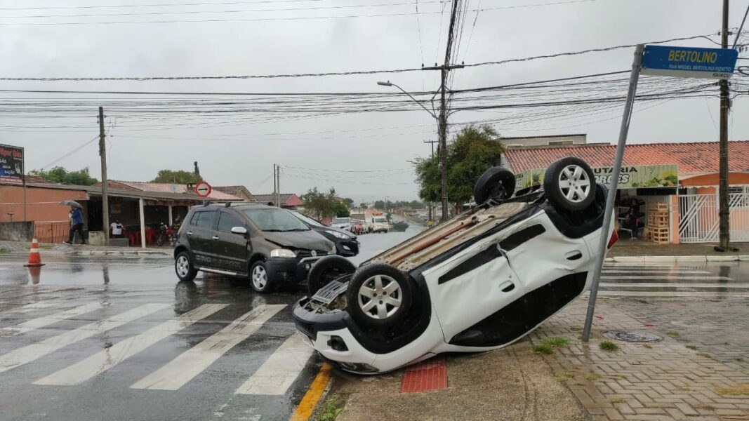 Acidente seguido de capotamento deixa uma pessoa ferida