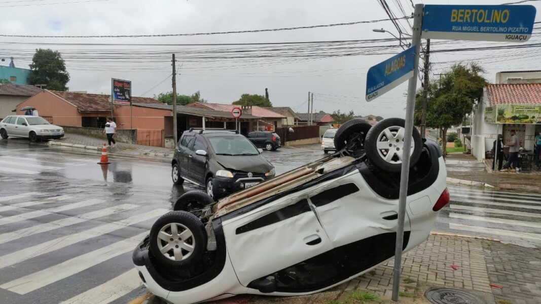 Acidente seguido de capotamento deixa uma pessoa ferida
