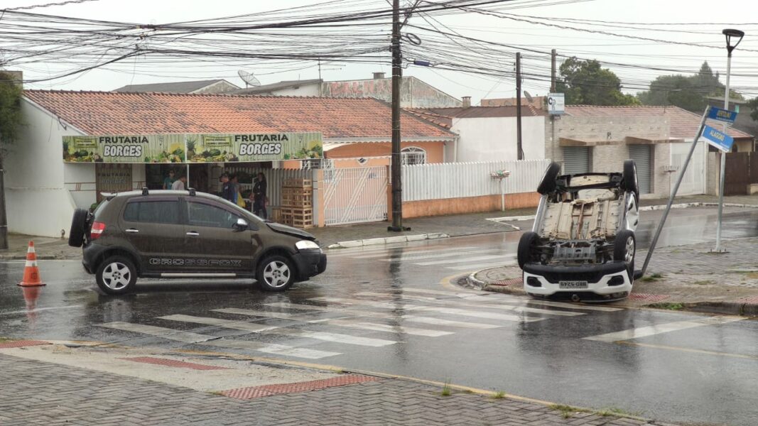 Acidente seguido de capotamento deixa uma pessoa ferida