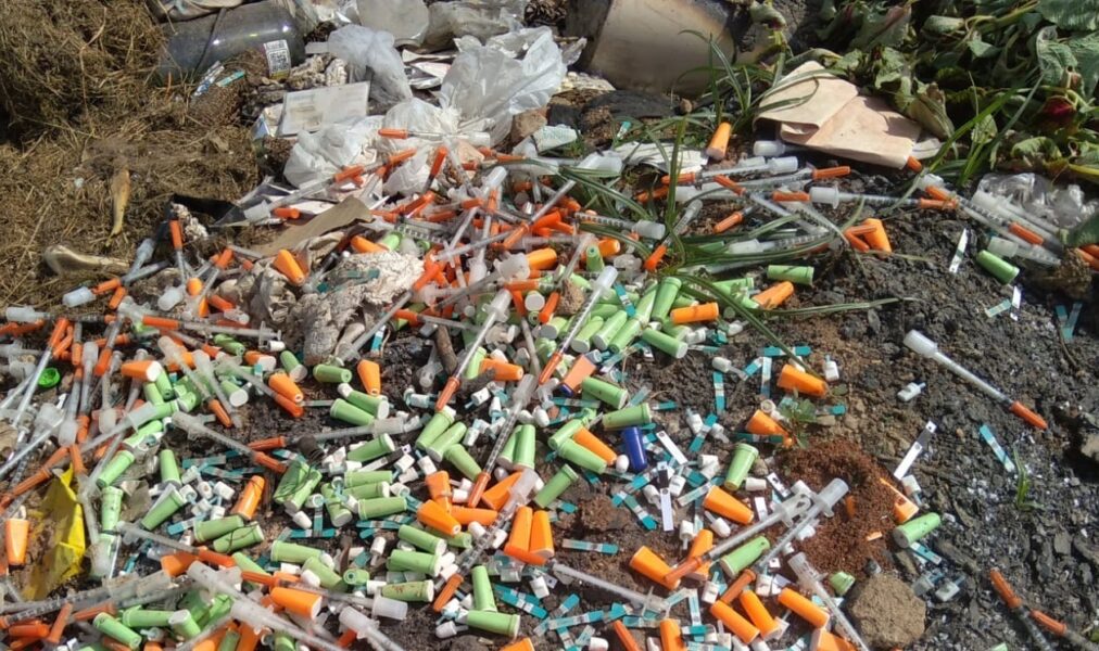 Equipe do Meio Ambiente localiza descarte irregular de seringas e outros resíduos