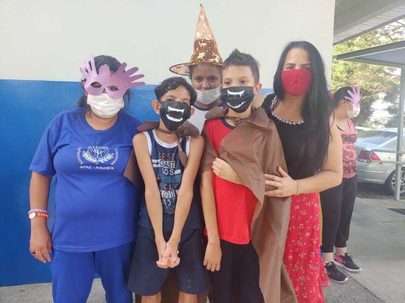 Alunos da Apae Araucária se divertiram em Bailinho Carnavalesco