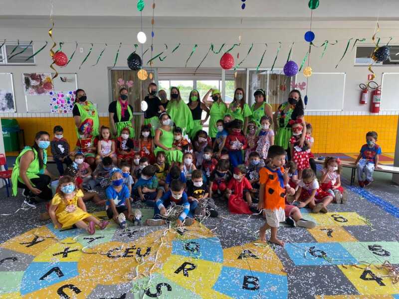 Pequeninos se divertem no bailinho de Carnaval do CMEI Celia