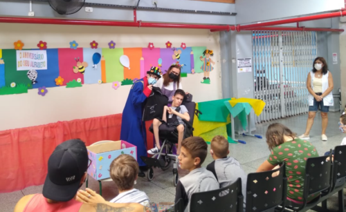 Alunos do CMAEE Joelma encenam peça teatral baseada em conto infantil