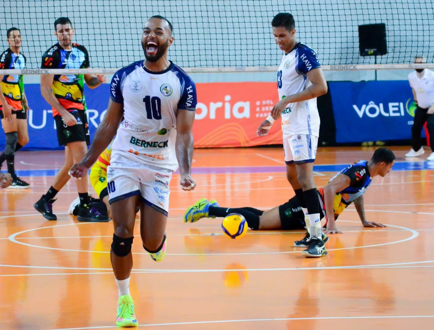 Vôlei de Araucária vence mais uma em casa e segue em 3º na classificação geral