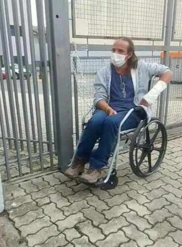 Em protesto, trabalhador se acorrenta em portão de empresa