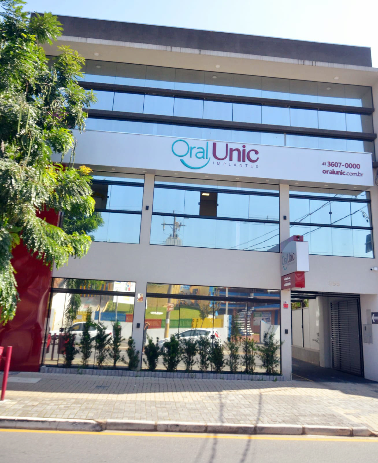A Oral Unic Araucária dispõe dessa técnica, que é menos invasiva e utiliza menos anestésicos, proporcionando mais conforto aos pacientes