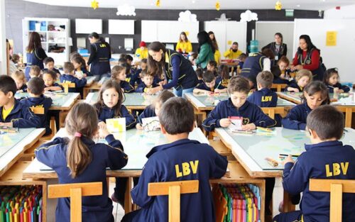 Alunos de colégio Curitibano realizam homenagem ao dia do Jornalista