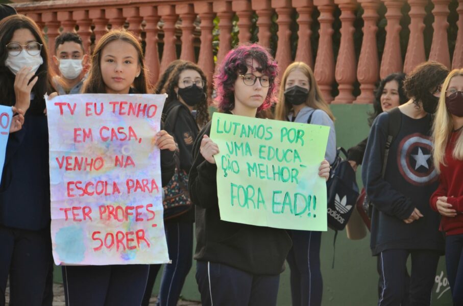 Estudantes do Colégio Szymanski protestam contra aulas online ministradas no novo ensino médio