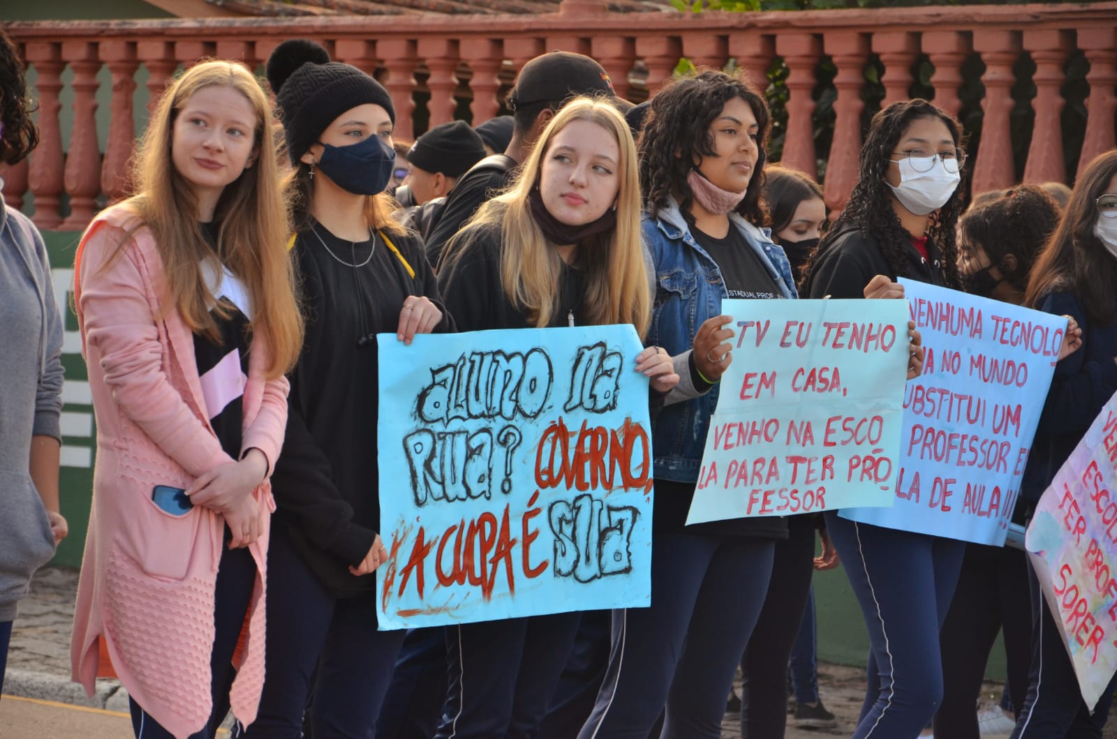 Estudantes do Colégio Szymanski protestam contra aulas online ministradas no novo ensino médio