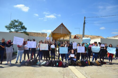 Agora foi a vez dos estudantes do Colégio Helena Wysocki protestarem contra aulas EAD no ensino médio