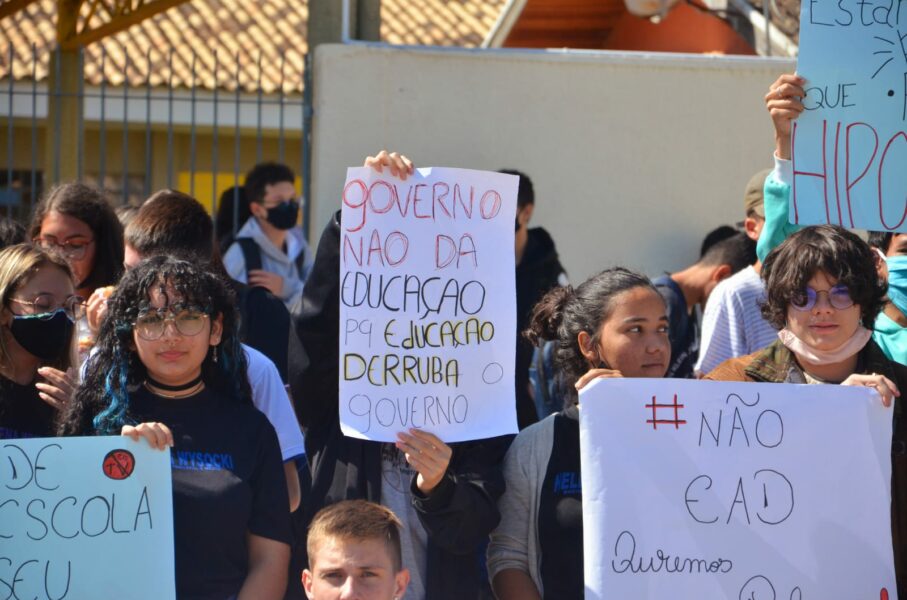 Agora foi a vez dos estudantes do Colégio Helena Wysocki protestarem contra aulas EAD no ensino médio