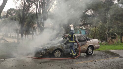 Carro tem pane elétrica e pega fogo no Jardim Manoel Bandeira
