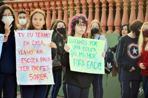 SEED diz que dialoga com pais e alunos sobre problemas com aulas remotas
