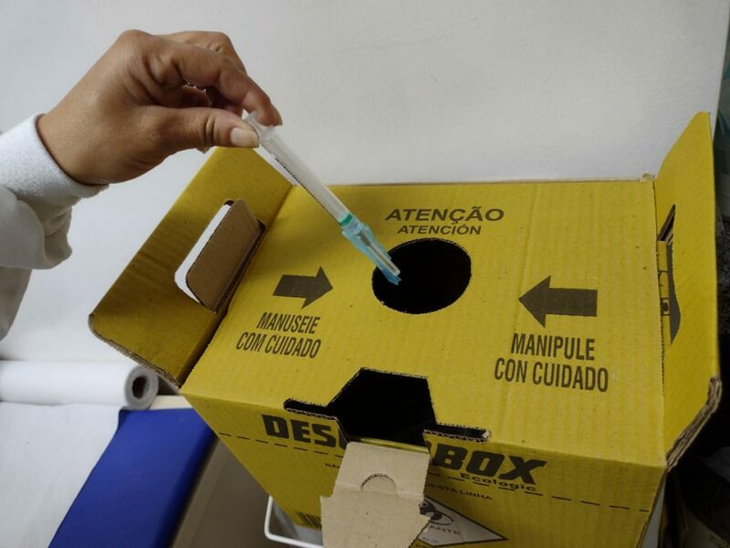 Descartar remédios e agulhas em locais não apropriados traz riscos à saúde e ao meio ambiente