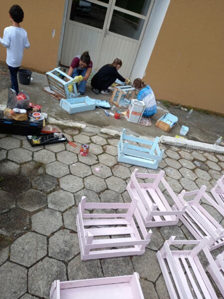Crianças e jovens se unem para montar brinquedoteca na sede da ONG EVA