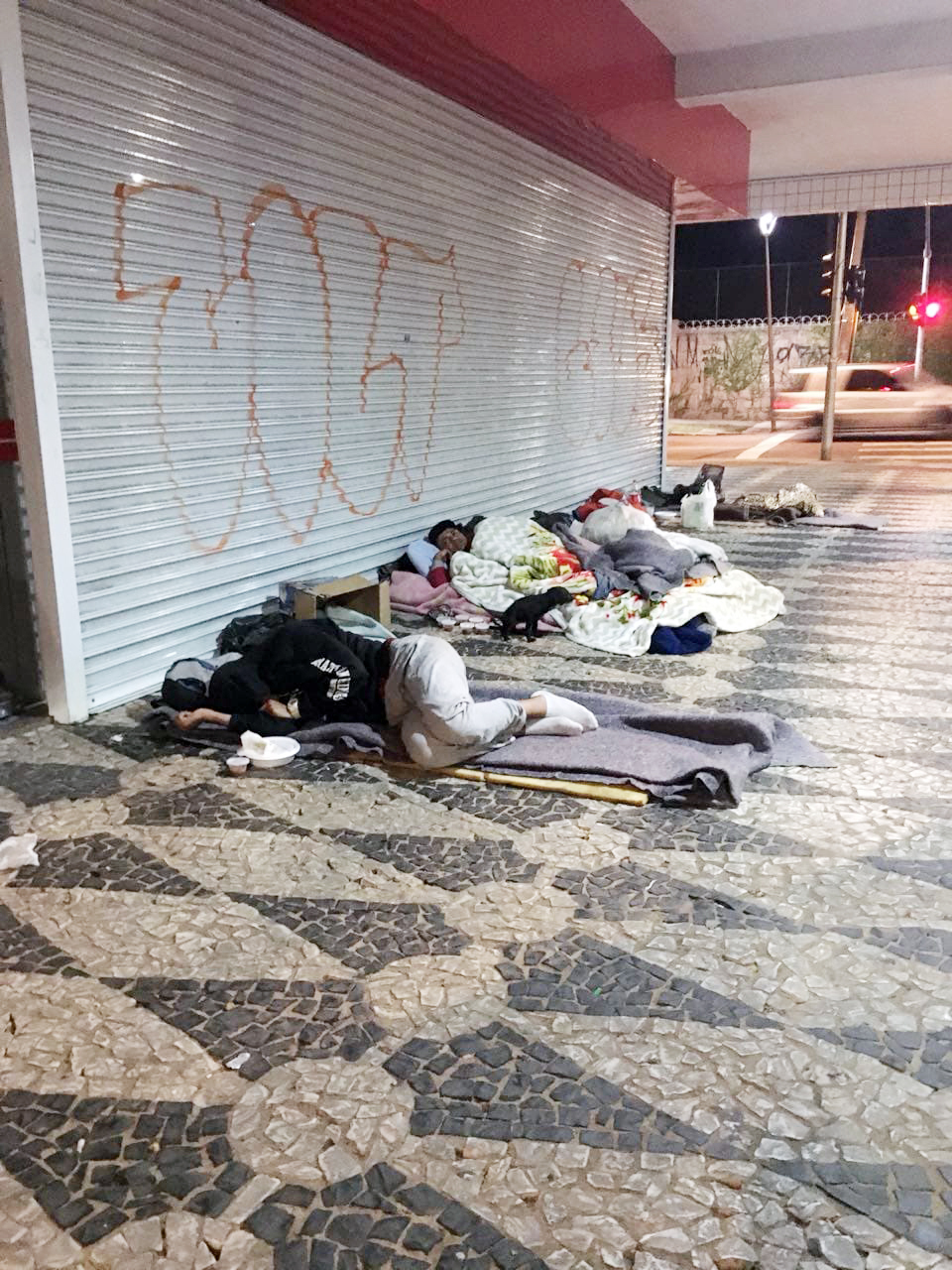 Voluntária lança campanha emergencial para arrecadar roupas de frio e cobertores
