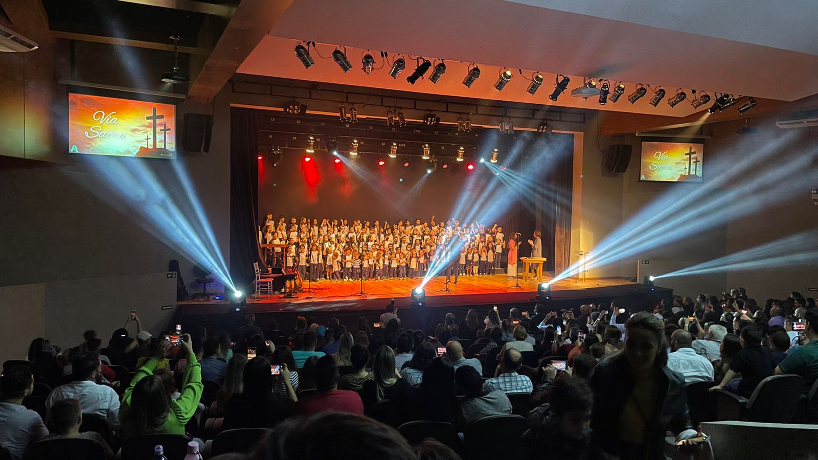 Cantata de Páscoa do Colégio Adventista Araucária é marcada por muita emoção