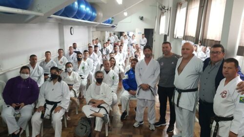 Araucária sedia evento que credenciou árbitros e técnicos de karatê