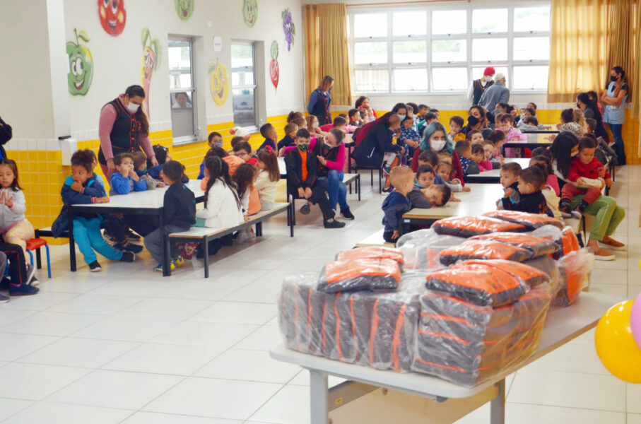 Adesi Coating entrega uniformes novos para as crianças do Cmei Profª Tereza Dias de Andrade