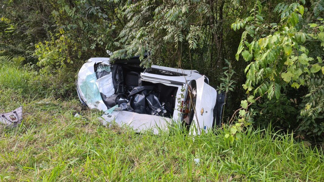 Colisão entre dois veículos deixa dois mortos na PR 423