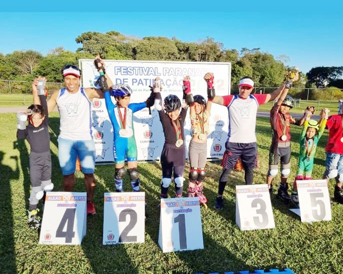 Escolinha de patinação no Parque Cachoeira faz sucesso entre as crianças