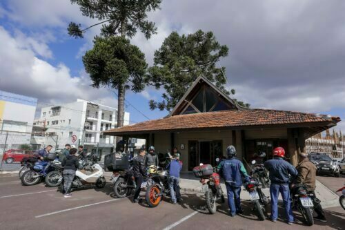 Cientes da importância da proteção, motociclistas recebem antena corta pipa/anticerol