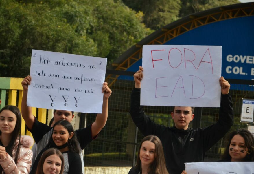Estudantes do Colégio Guajuvira também protestam contra aulas EAD no ensino médio