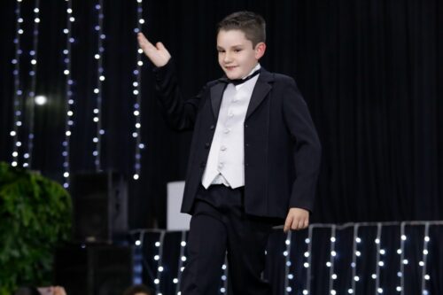 Garotinho autista brilhou na passarela do Miss/Mister Araucária