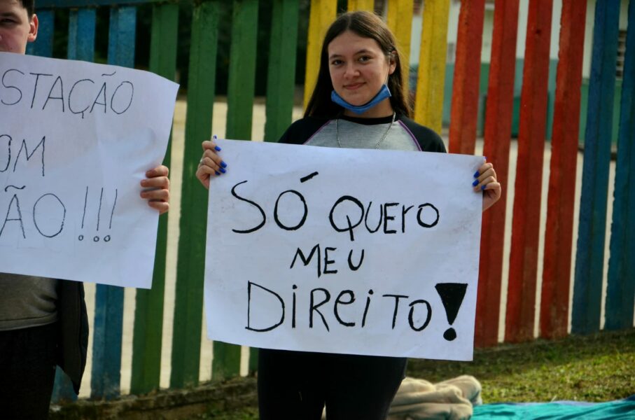 Estudantes do Colégio Guajuvira também protestam contra aulas EAD no ensino médio