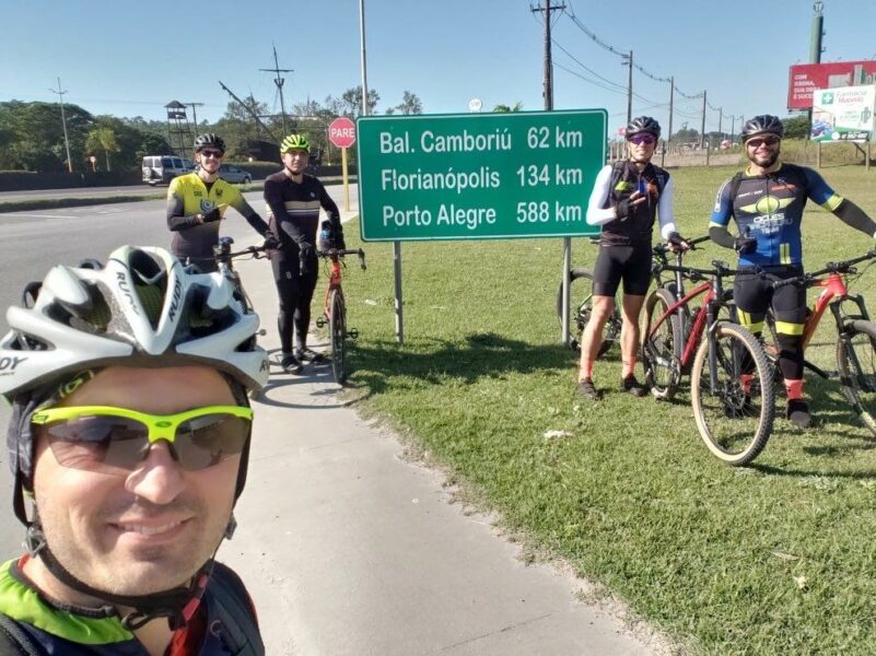 Ciclistas enfrentam o frio e pedalam mais de 300km entre Araucária e Florianópolis