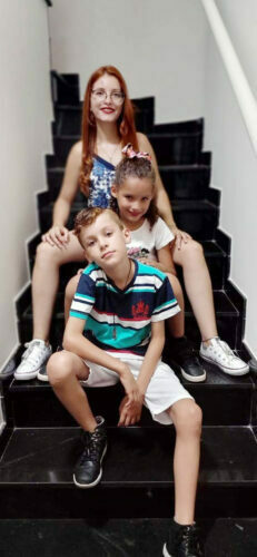 Tia que adotou sobrinhos gêmeos celebra orgulho de formar família 