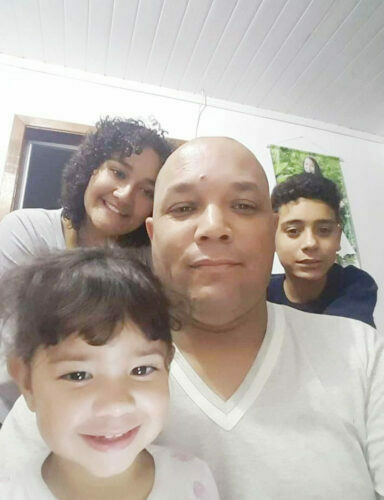 “Resolvi adotar, encarei os preconceitos da sociedade, e hoje sou pai solo de três filhos”