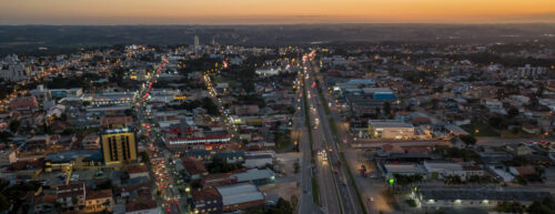 Partículas brancas e pretas que caem sobre a cidade intrigam moradores