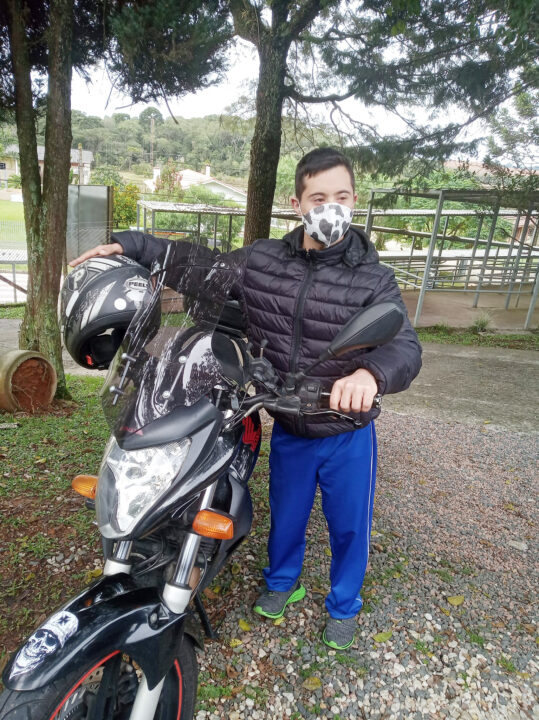 APAE Araucária recebe doação de agasalhos do Moto Clube Insanos