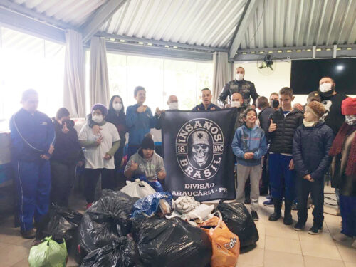 APAE Araucária recebe doação de agasalhos do Moto Clube Insanos