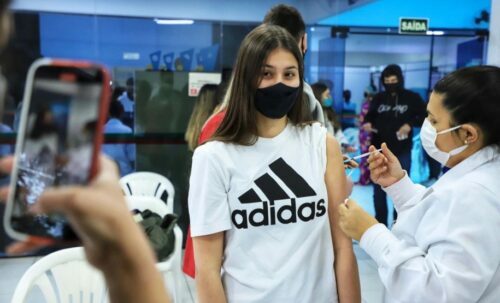 Paraná vai iniciar aplicação da dose de reforço em adolescentes nesta semana