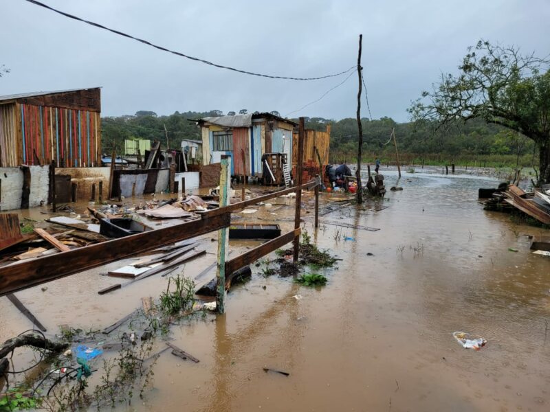 Chuvas provocam alagamentos em bairros de Araucária e na área rural