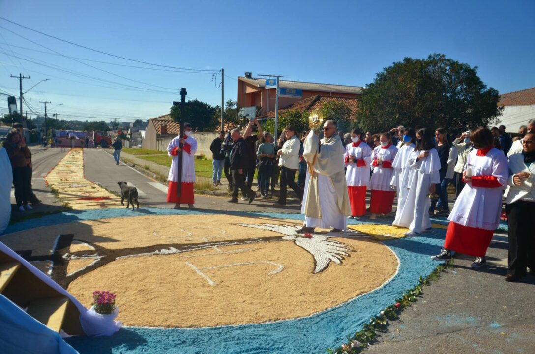 Corpus Christi: tapetes coloridos e procissões emocionaram fiéis em Araucária