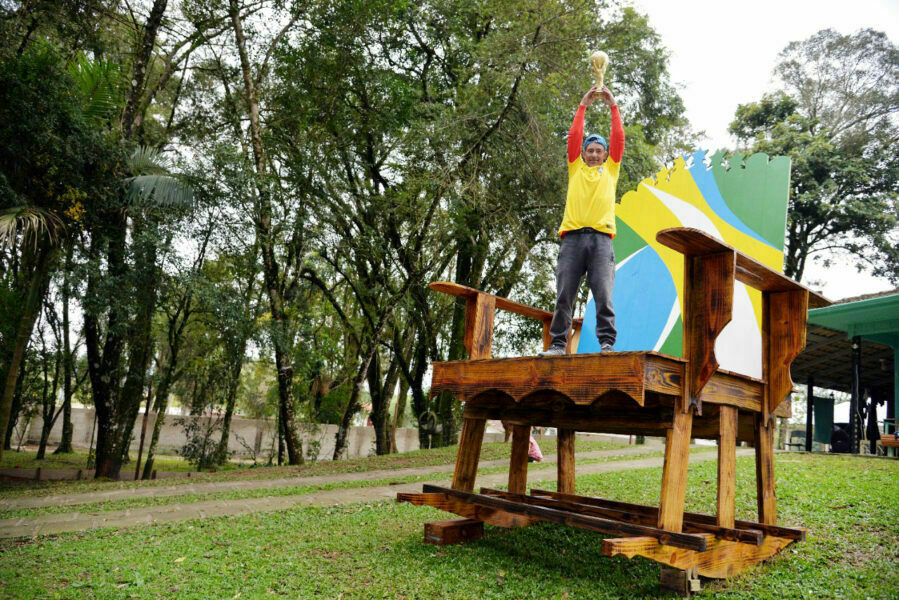 Araucariense fabrica cadeira de balanço gigante para divulgar a Copa do Mundo de Futebol